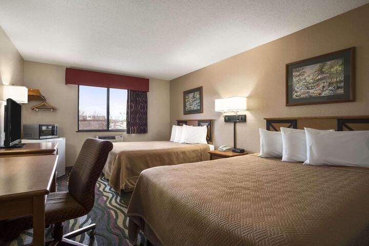 1 Queen Bed (6 of 22)