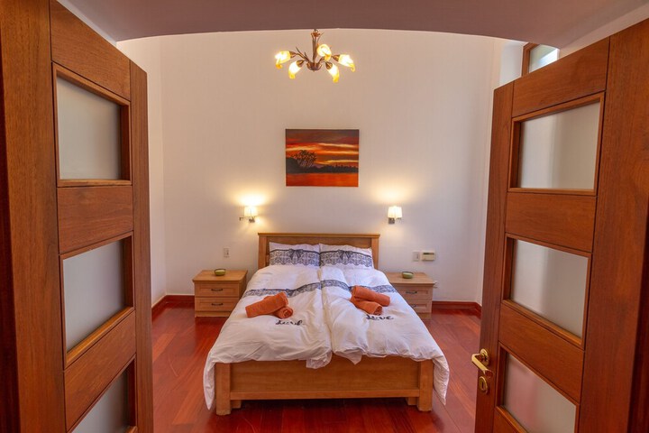 Room 10 of 33
