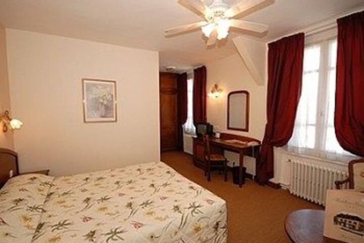Room 6 of 12