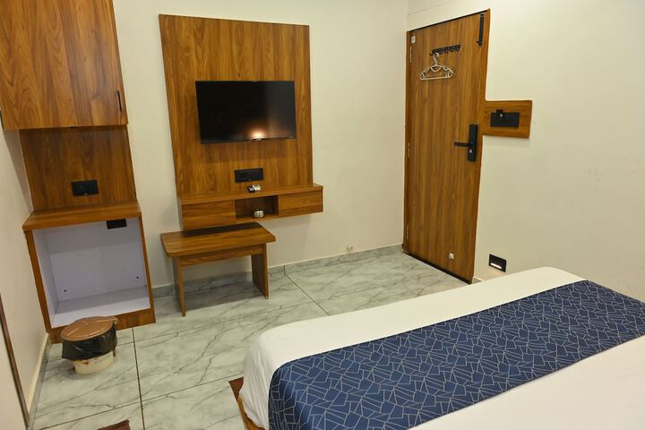 Room 13 of 36