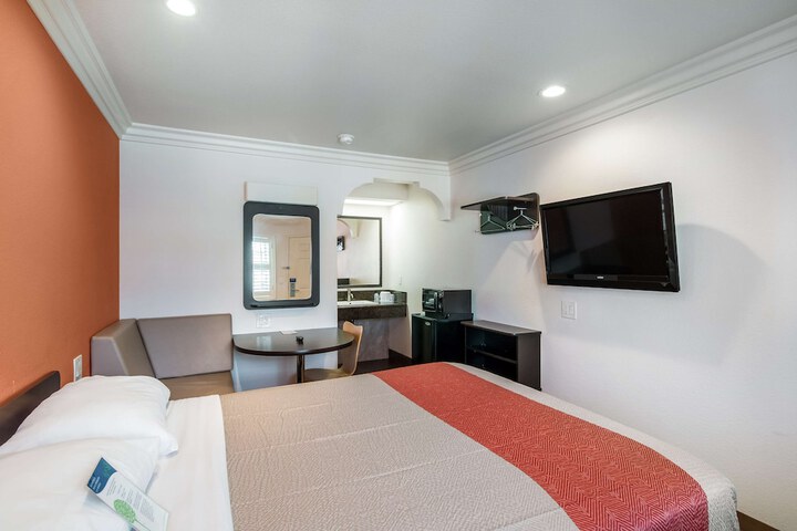 Room 10 of 34