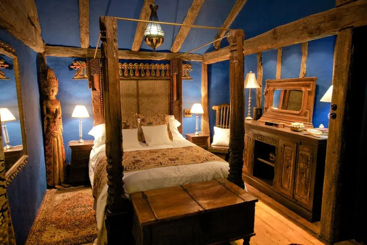 Room 4 of 9