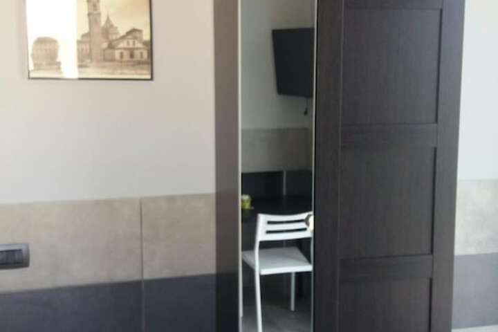 Room 18 of 102
