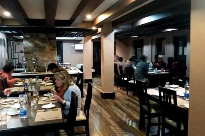 Dining 10 of 15