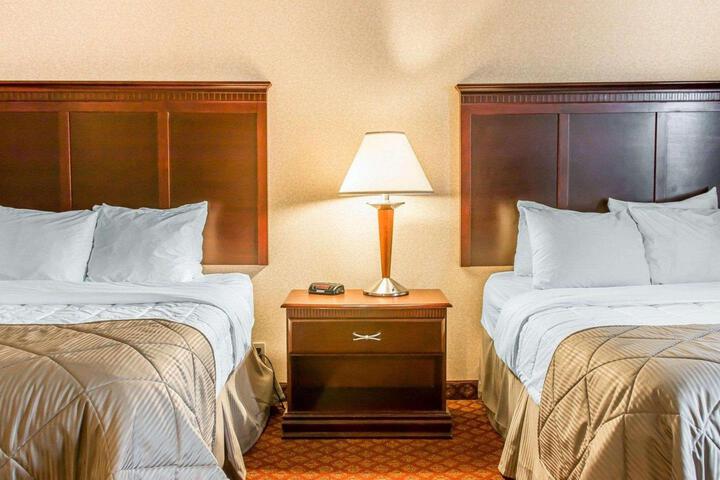 1 Queen Bed (15 of 16)