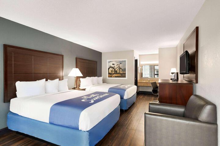 1 Queen Bed (4 of 6)