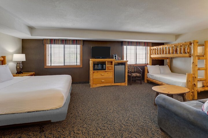Deluxe King Bed Accessible (14 of 15)