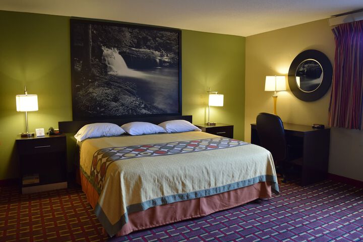 1 King Bed (10 of 12)