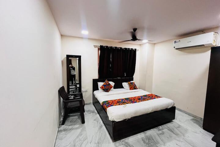 Room 6 of 12