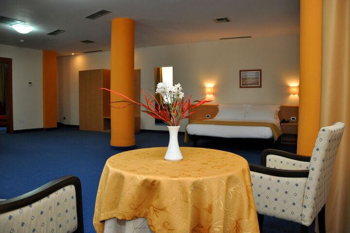 Room 6 of 71