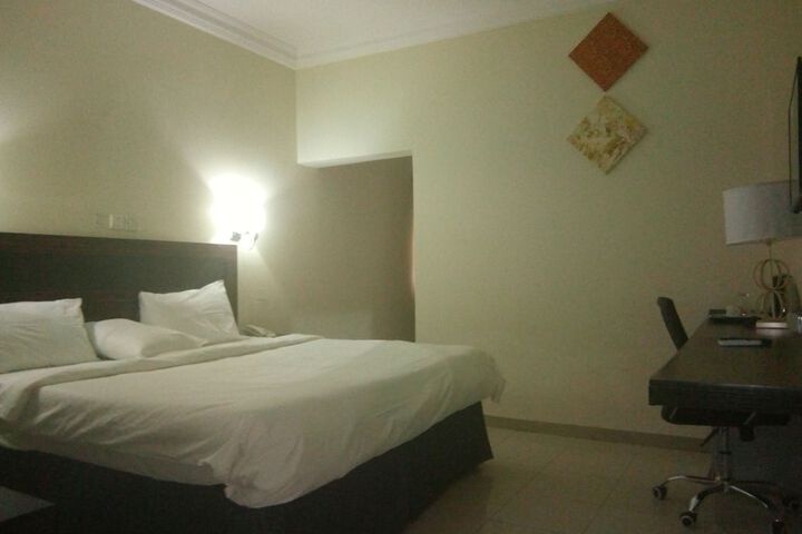 Room 4 of 38