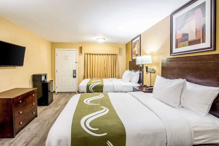 2 Double Beds (8 of 8)