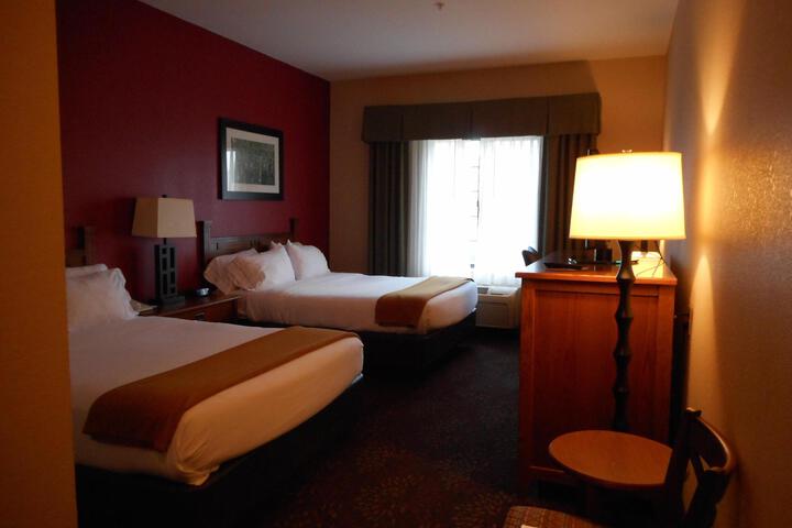 2 Queen Beds (2 of 4)