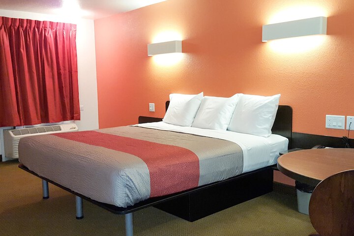 1 King Bed (3 of 10)