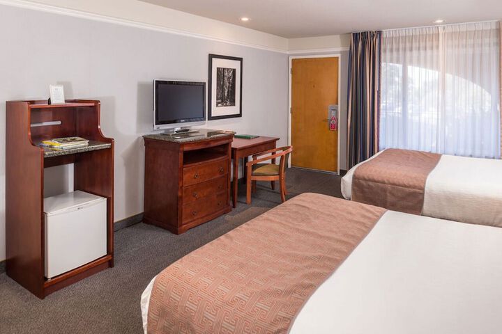 1 Queen Bed (17 of 18)
