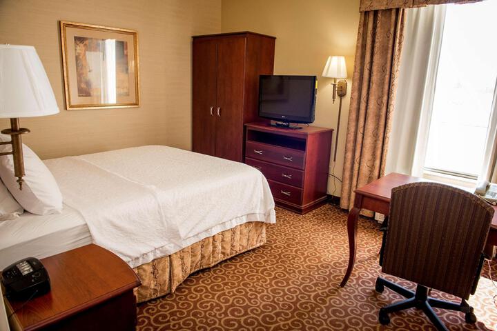 1 Queen Bed Select Room (3 of 13)