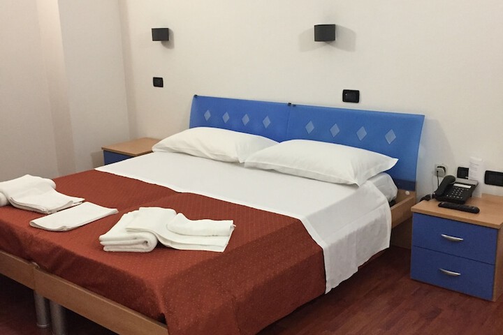 Room 5 of 25