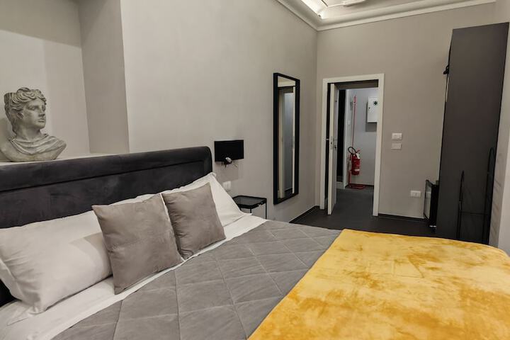 Room 6 of 28