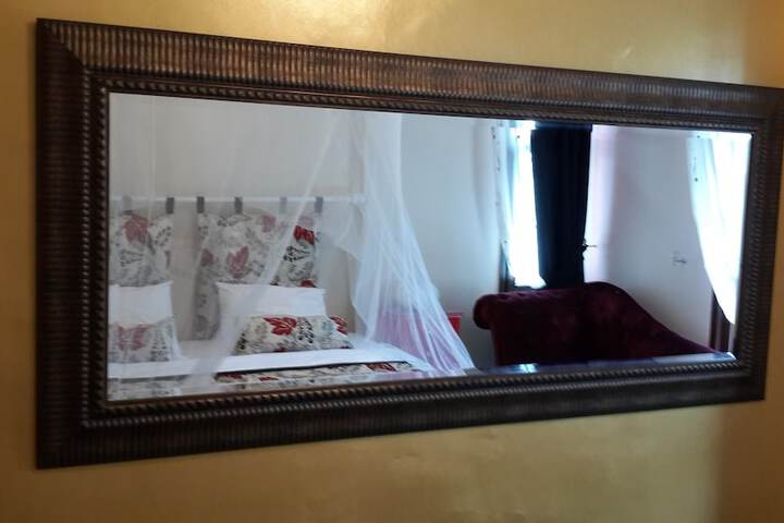 Room 4 of 115