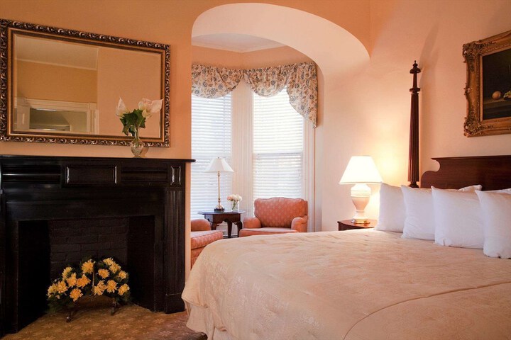 1 King Bed (1 of 9)