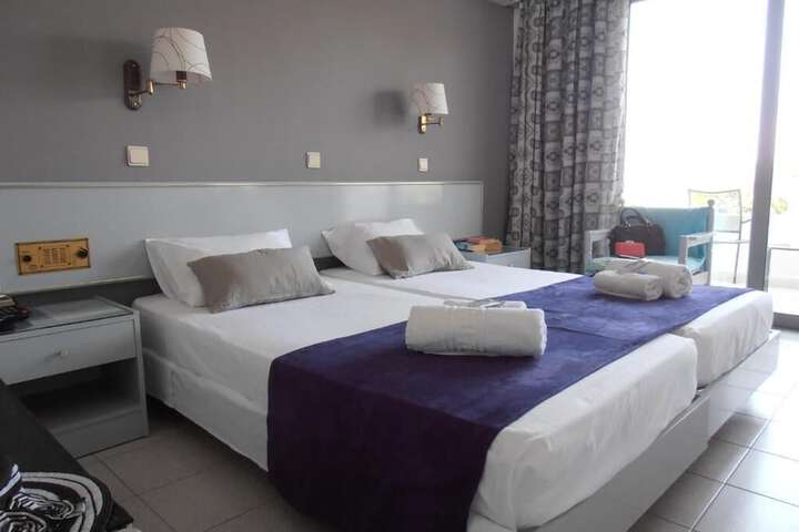 Room 9 of 32