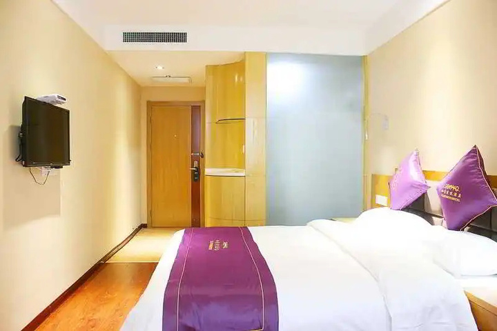 Room 4 of 18