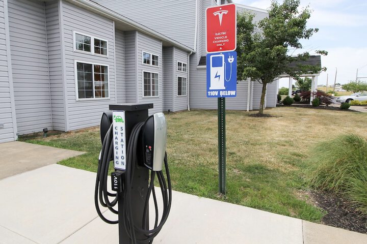 Electric vehicle charging station