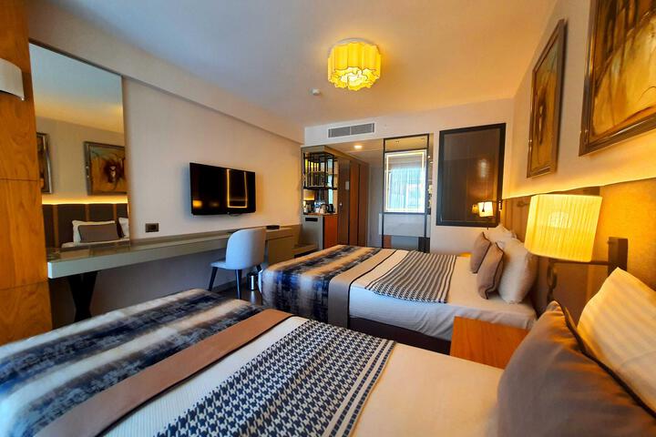 Room 2 of 125
