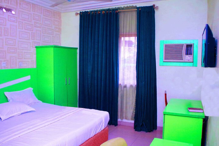 Room 22 of 38