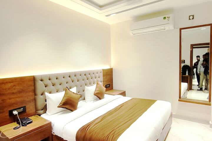 Room 9 of 16