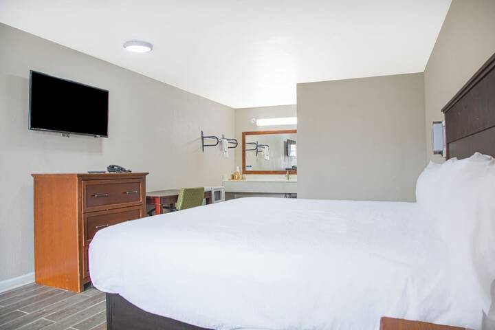 1 King Bed | (2 of 6)