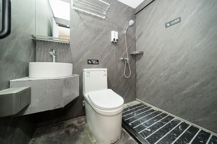 Room 13 of 21