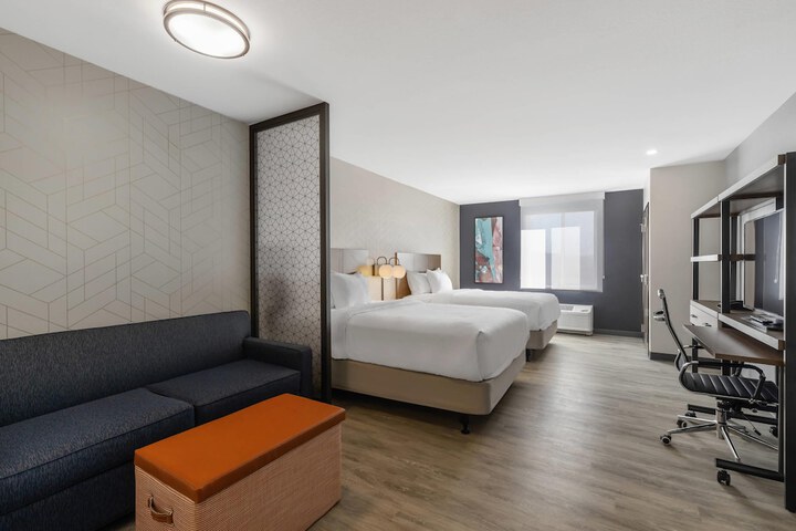 Everhome Suites Corona in Corona, CA