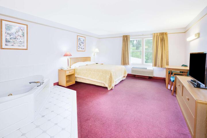 1 Queen Bed (6 of 10)