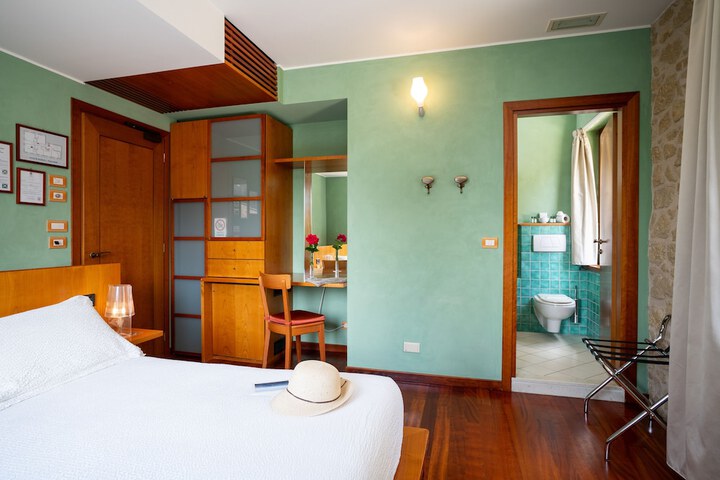 Room 28 of 83