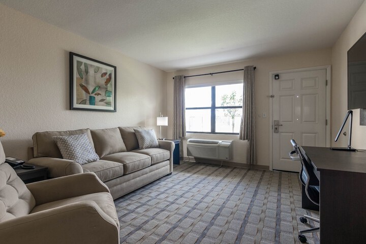 1 King Bed Mobility Hearing Impaired Accessible Room Roll in Shower (14 of 24)