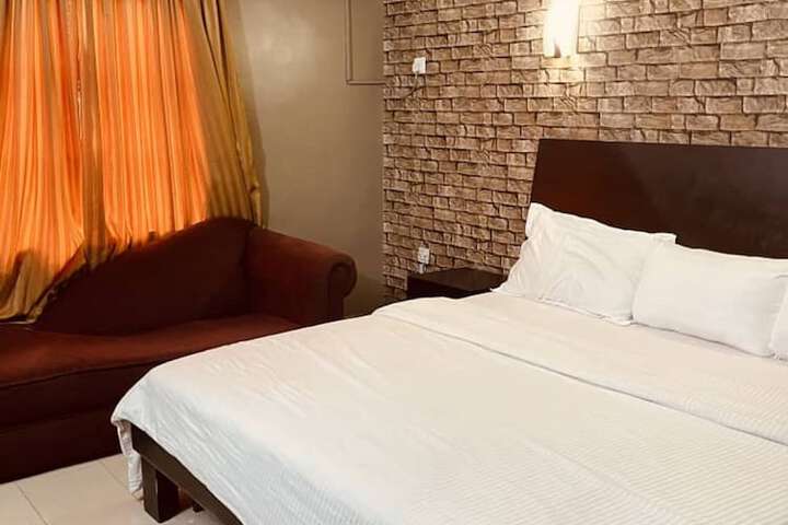 Room 17 of 27