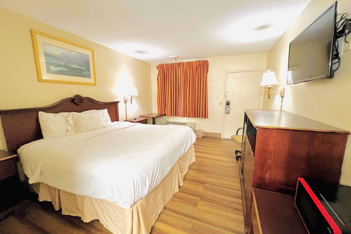 1 King Bed (5 of 5)