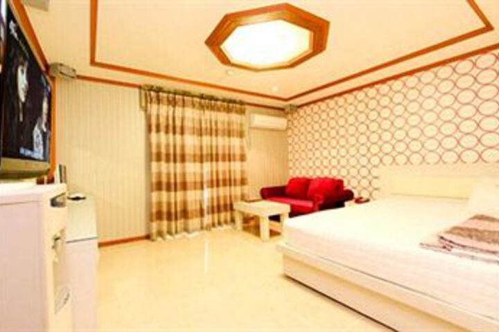 Room 8 of 8