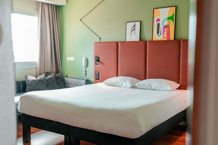 Room 44 of 127
