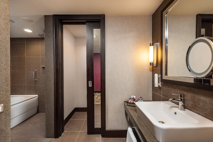 Room 121 of 301