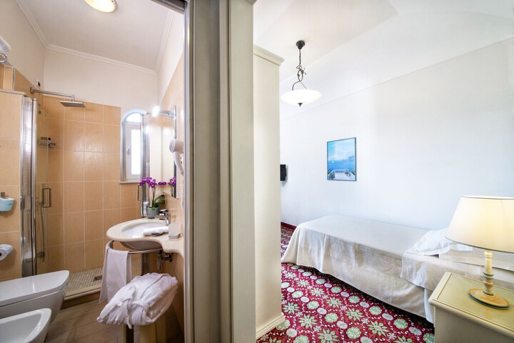 Room 35 of 77