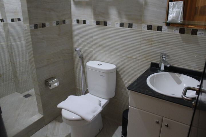 Room 16 of 28