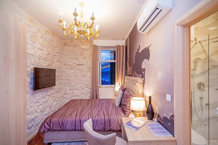 Room 5 of 28