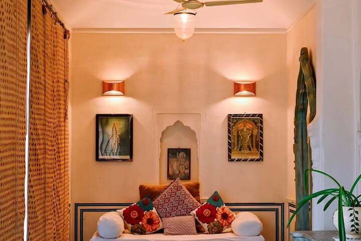 Room 6 of 28