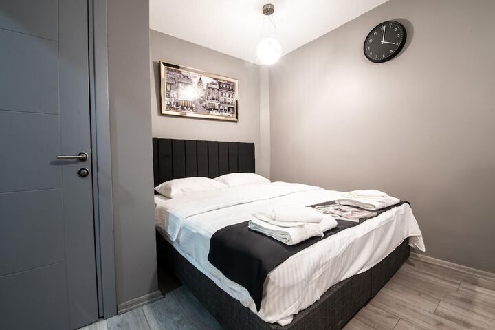 Room 10 of 32