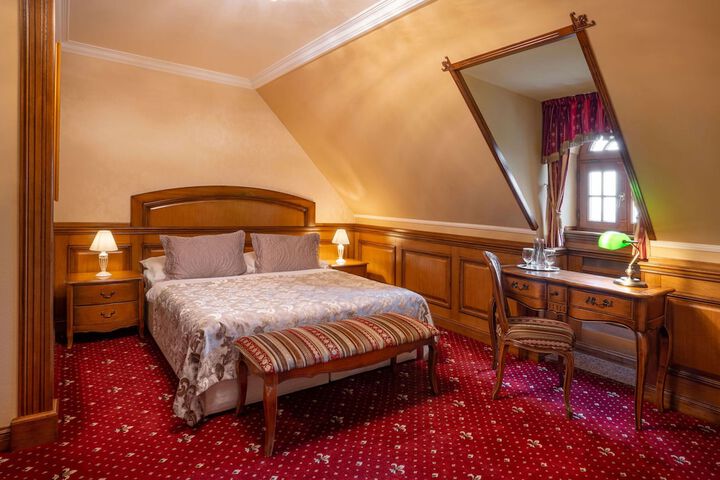 Room 5 of 17