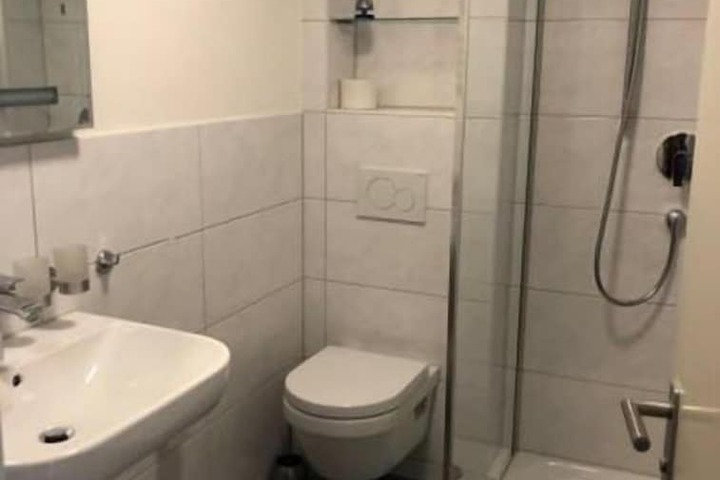 Room 8 of 10