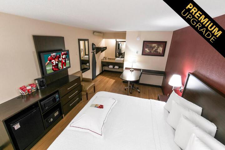 1 King Bed (3 of 18)