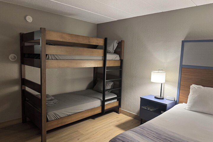 2 Queen Beds (23 of 28)